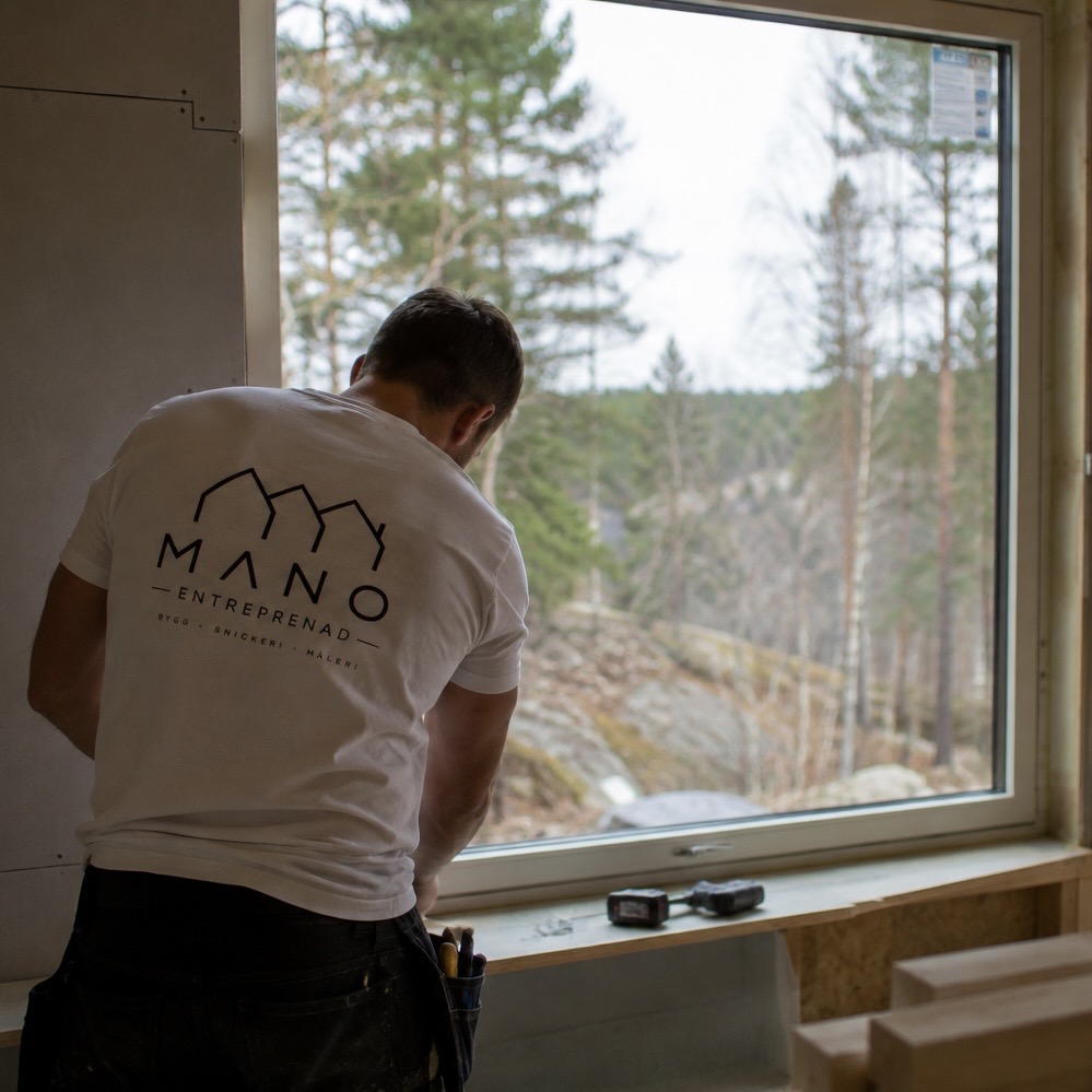 MANO Entreprenad – hantverkare vid fönster